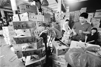 原來(lái)的(de)布吉農批市場顯得擁擠、陳舊（資料圖片）。深圳商報記者  廖萬育 攝