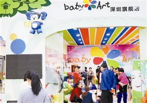 家長得知“老闆跑路”消息後,趕到(dào)早教中心登記相關信息。深圳晚報記者 劉鋼 攝