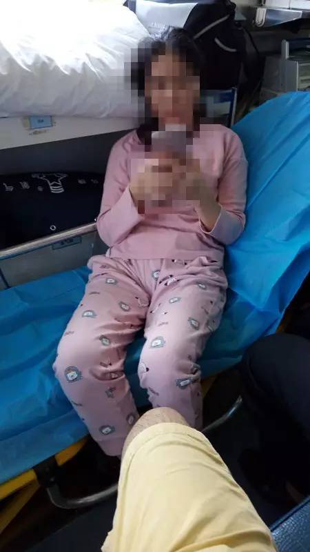 保姆半夜與雇主搶孩子(zǐ) 被制止後對其詭異地(dì / de)笑