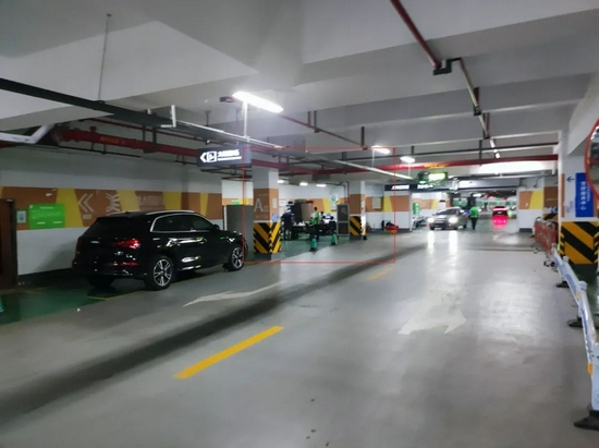 停車場内的(de)瓜子(zǐ)二手車嚴選直賣店（紅框内）