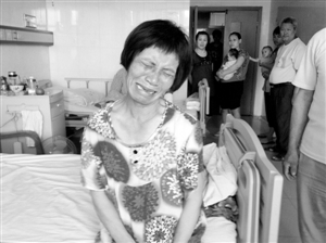 周小姐的(de)母親哭訴:“女兒這(zhè)一(yī / yì /yí)輩子(zǐ)全毀了(le/liǎo)。”