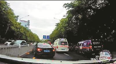 ▲一(yī / yì /yí)車主行車記錄儀拍下的(de)私家車爲(wéi / wèi)救護車讓行瞬間。視頻截圖