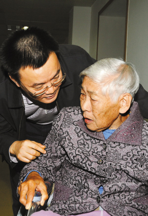 深圳市委宣傳部副部長、市文明辦主任劉璋飙和(hé / huò)李玉蘭老人(rén)拉家常。
