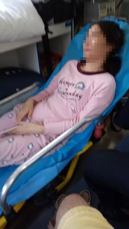 保姆半夜與雇主搶孩子(zǐ) 被制止後對其詭異地(dì / de)笑