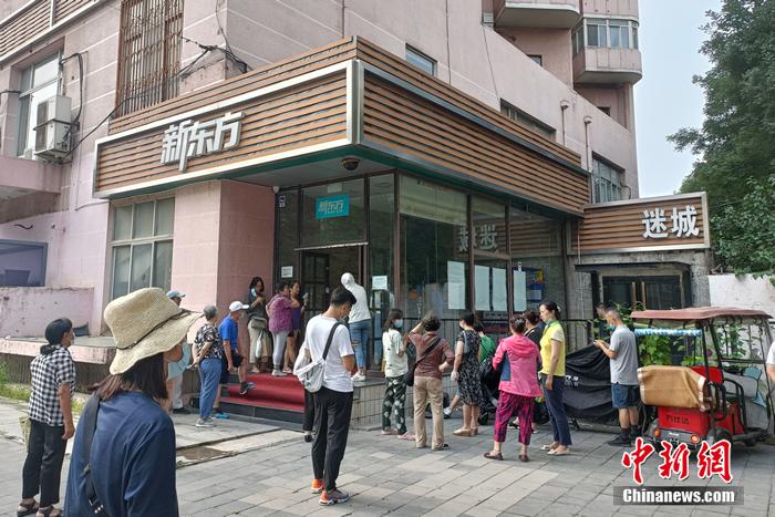 正在(zài)等待孩子(zǐ)下課的(de)家長們。中新網左雨晴攝