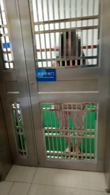 保姆半夜與雇主搶孩子(zǐ) 被制止後對其詭異地(dì / de)笑